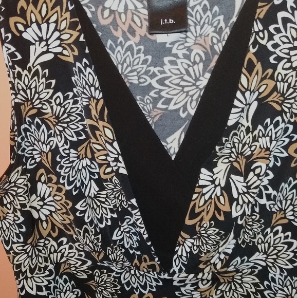 Sleeveless Floral Top - Picture 10 of 10